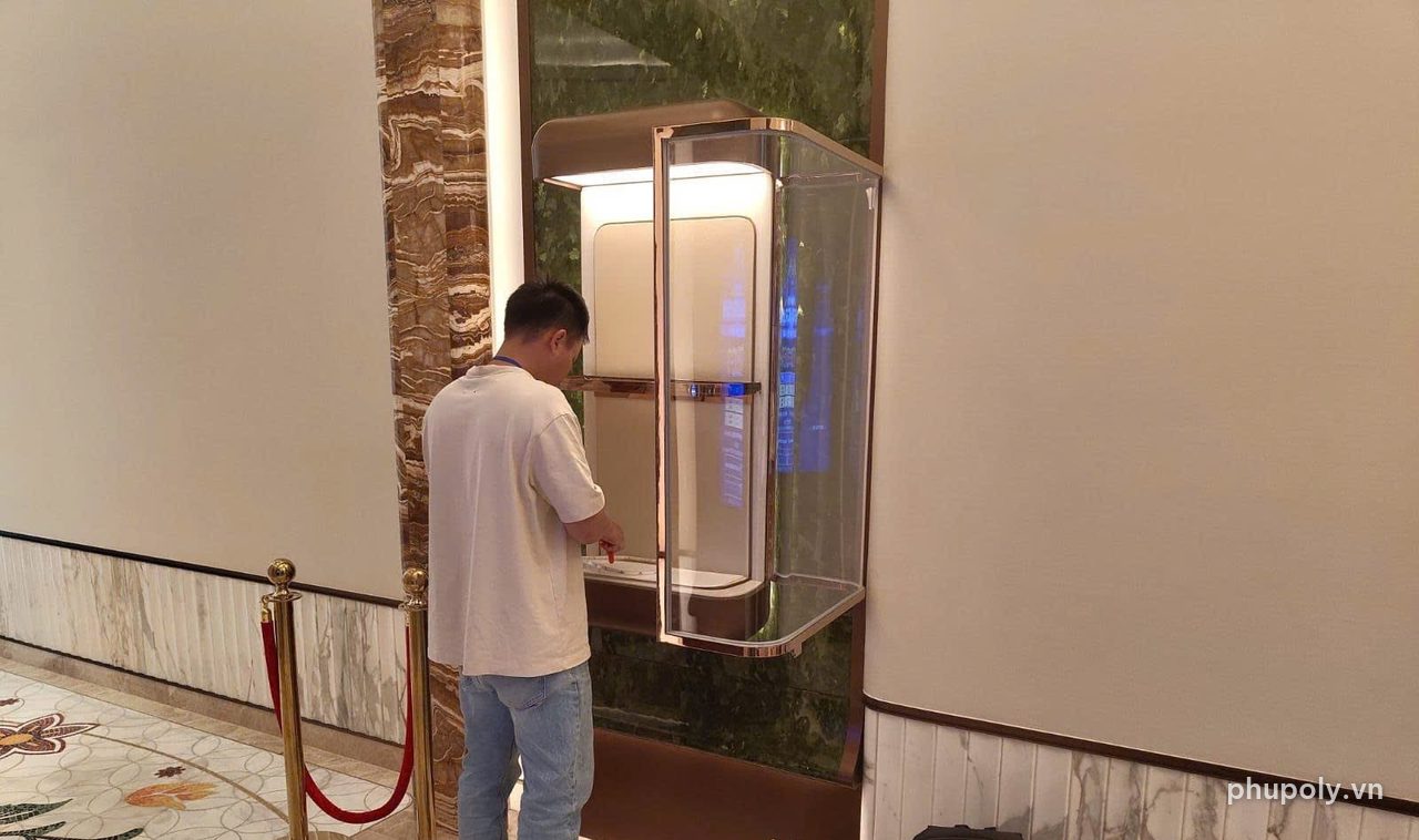 Thợ thi công lắp tủ trưng bày treo tường có cửa mica uốn cong