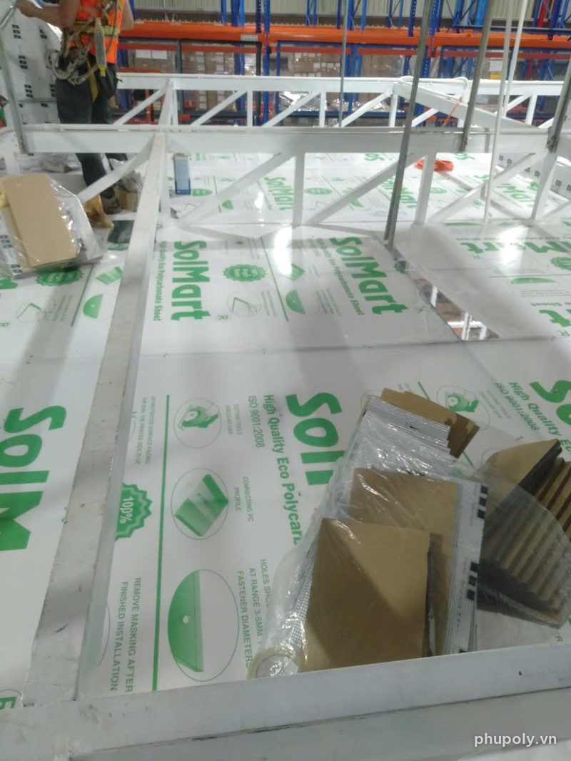 Tấm poly đặc SolMart 3 trong 3mm còn màng lợp trên khung mái khu máy