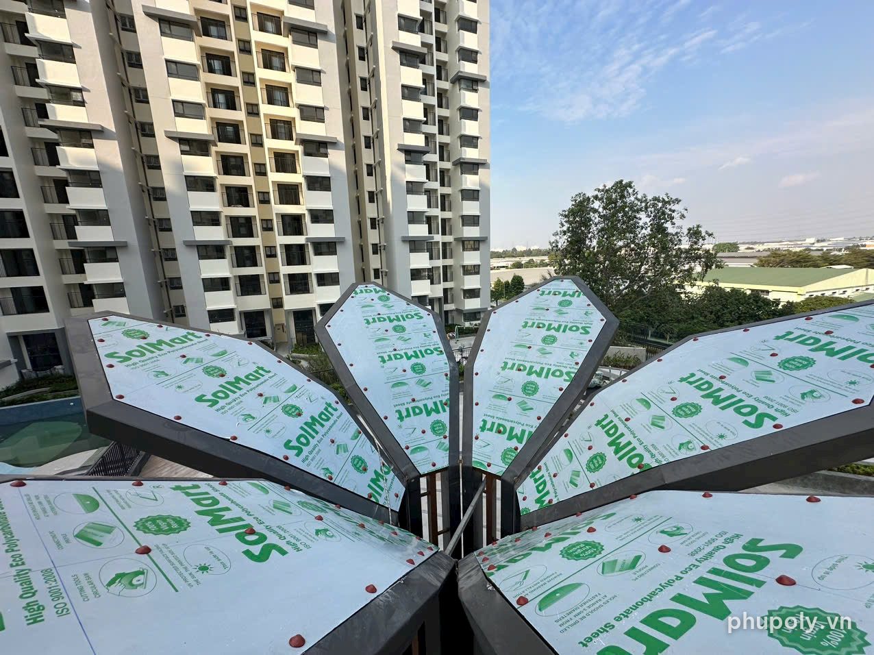 Các cánh mái lợp poly SolMart 3 còn màng bảo vệ in chữ SolMart, vít đầu đỏ
