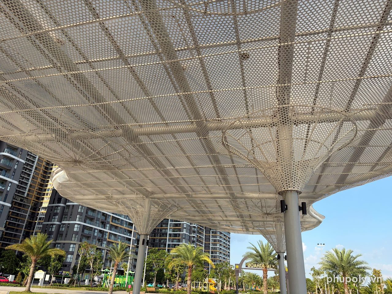 Mái che cánh hoa poly đặc 10mm ở Vinhomes Grand Park nhìn ngang từ sân