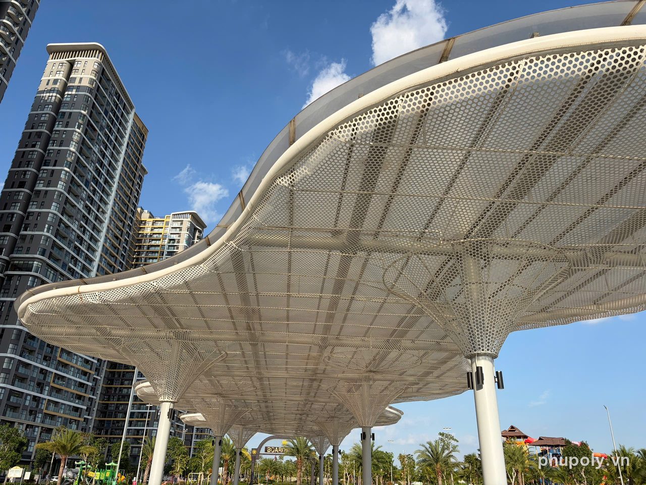 Mái che công viên hình cánh hoa lợp poly đặc SolMart 3 trong 10mm tại Vinhomes Grand Park