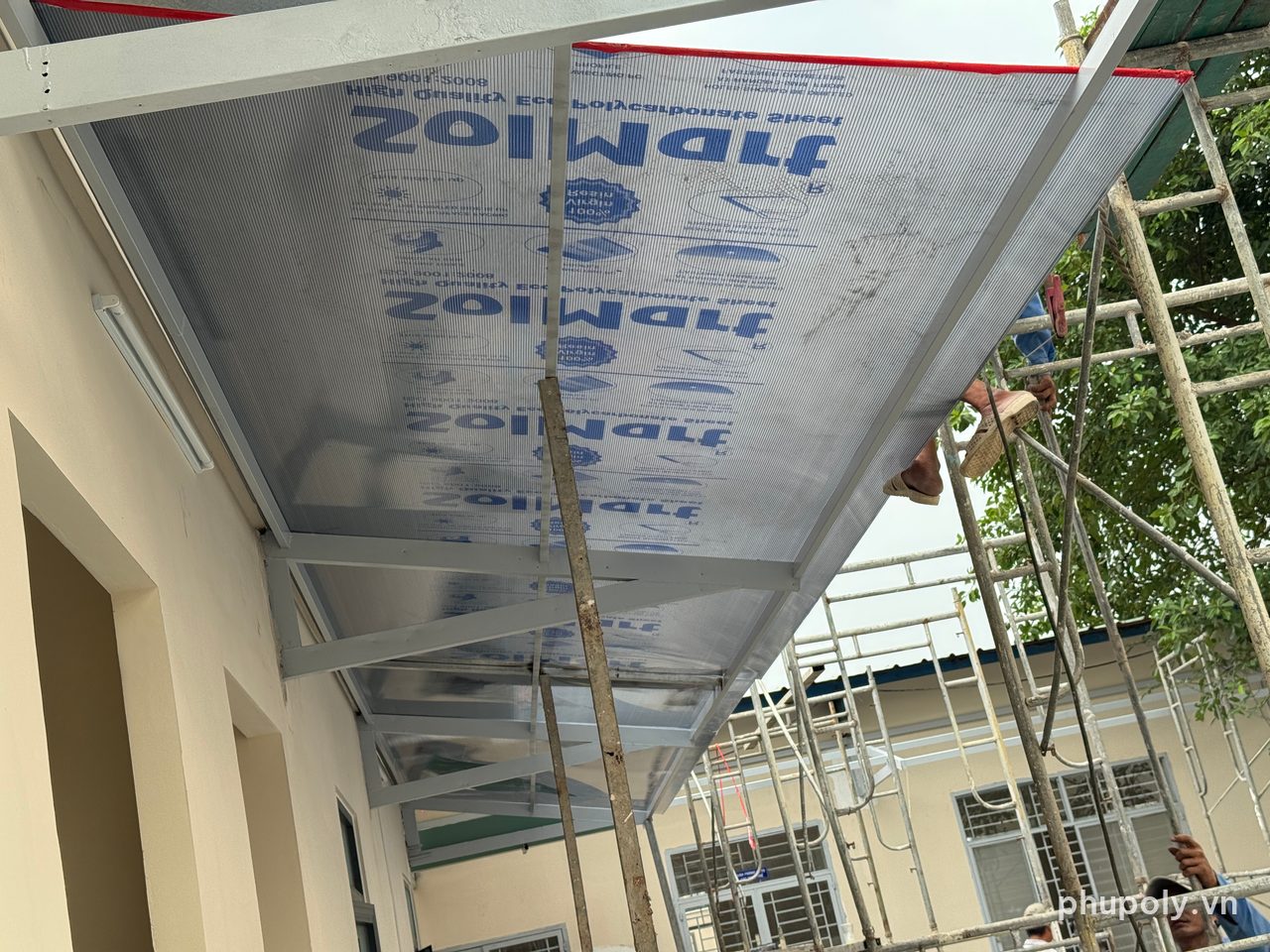 Mái che lối đi trường học vừa lợp poly rỗng xám khói, tấm còn màng SolMart