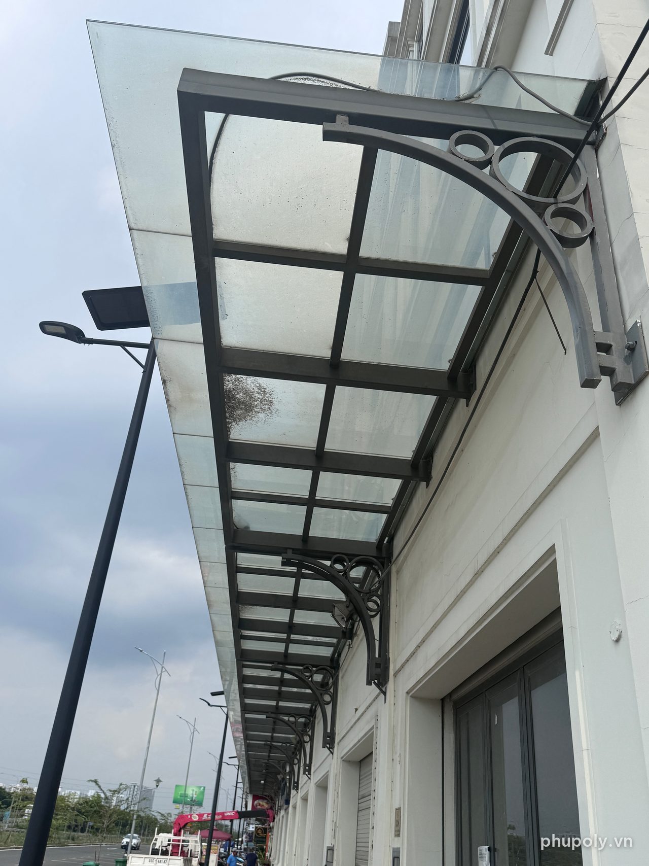 Mái hiên kính khung sắt chạy dọc dãy nhà phố tại TP.HCM