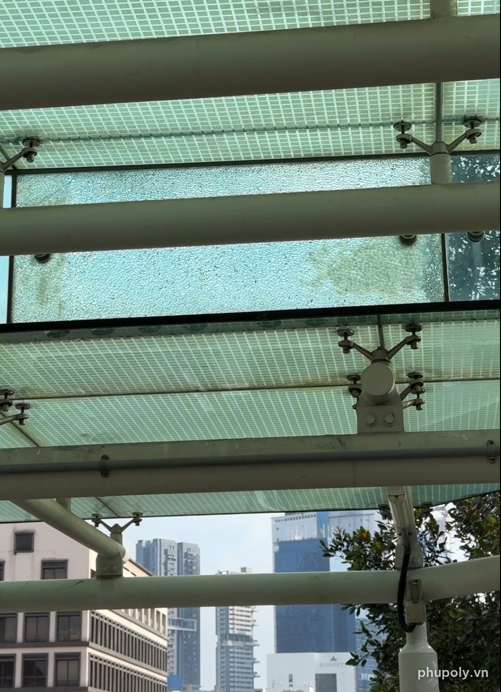 Mái kính lối đi ở Singapore có tấm kính nứt vỡ giữa các thanh khung thép