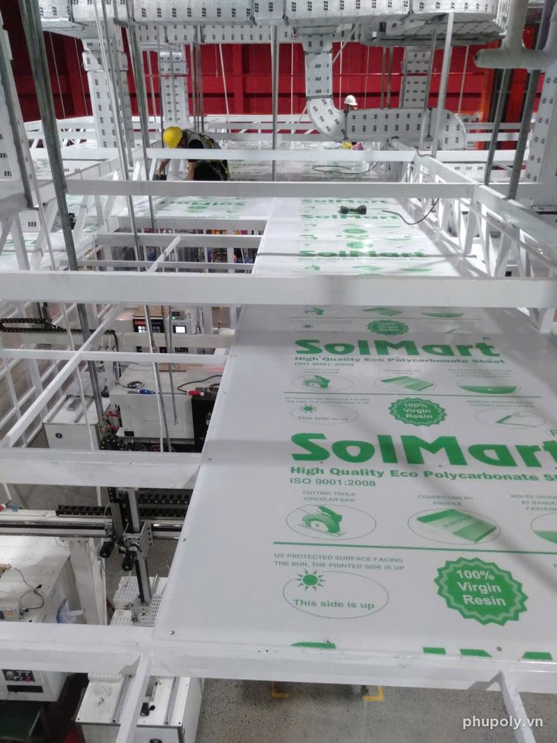 Mái poly SolMart 3 trong 3mm trải theo từng ô khung giàn trên khu máy