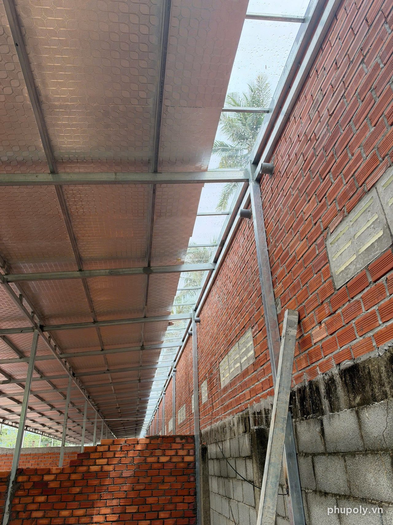 Ảnh hoàn công nhà xưởng ở Phú Quốc: mái tôn, dải poly đặc trong 5mm đã lợp dọc tường gạch
