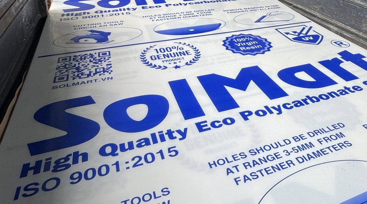 Màng bảo vệ tấm poly SolMart đời mới có mã QR dẫn về solmart.vn và dòng chữ ISO 9001:2015