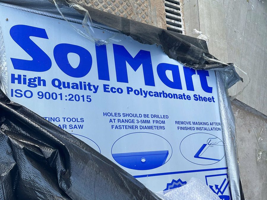 Màng bảo vệ SolMart in hướng dẫn khoan lỗ lớn hơn vít 3–5 mm