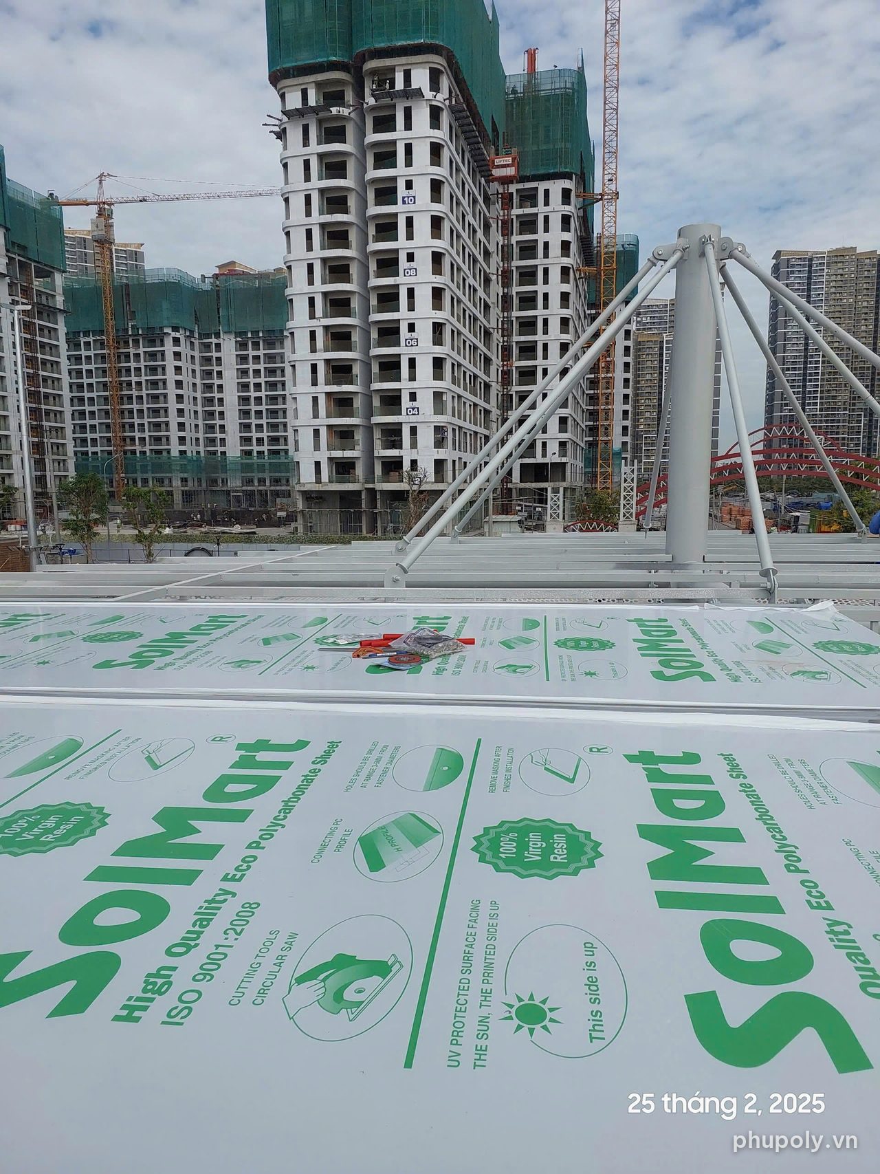 Màng bảo vệ SolMart in 100% Virgin Resin trên tấm poly 10mm tại công trình