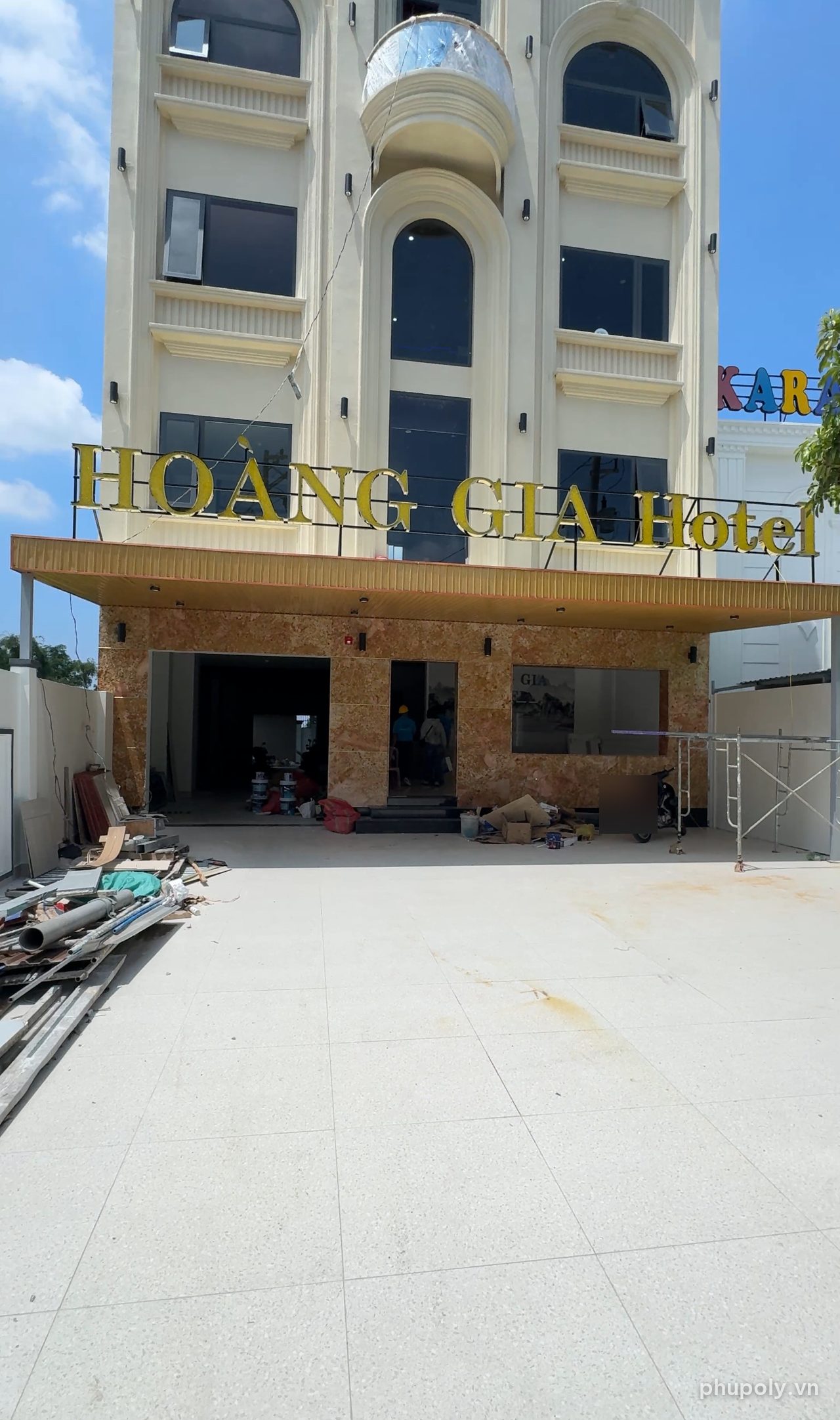 Mặt tiền khách sạn Hoàng Gia ở Hậu Nghĩa, công trình có sân phơi lợp poly xám khói
