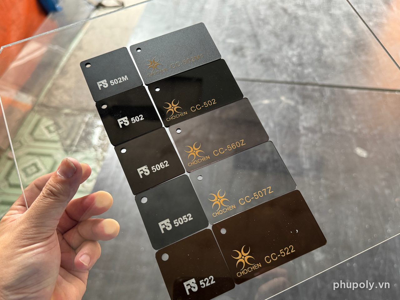 Mẫu mica đen xuyên sáng soi dưới nắng, thấy rõ mã nào cho ánh sáng qua