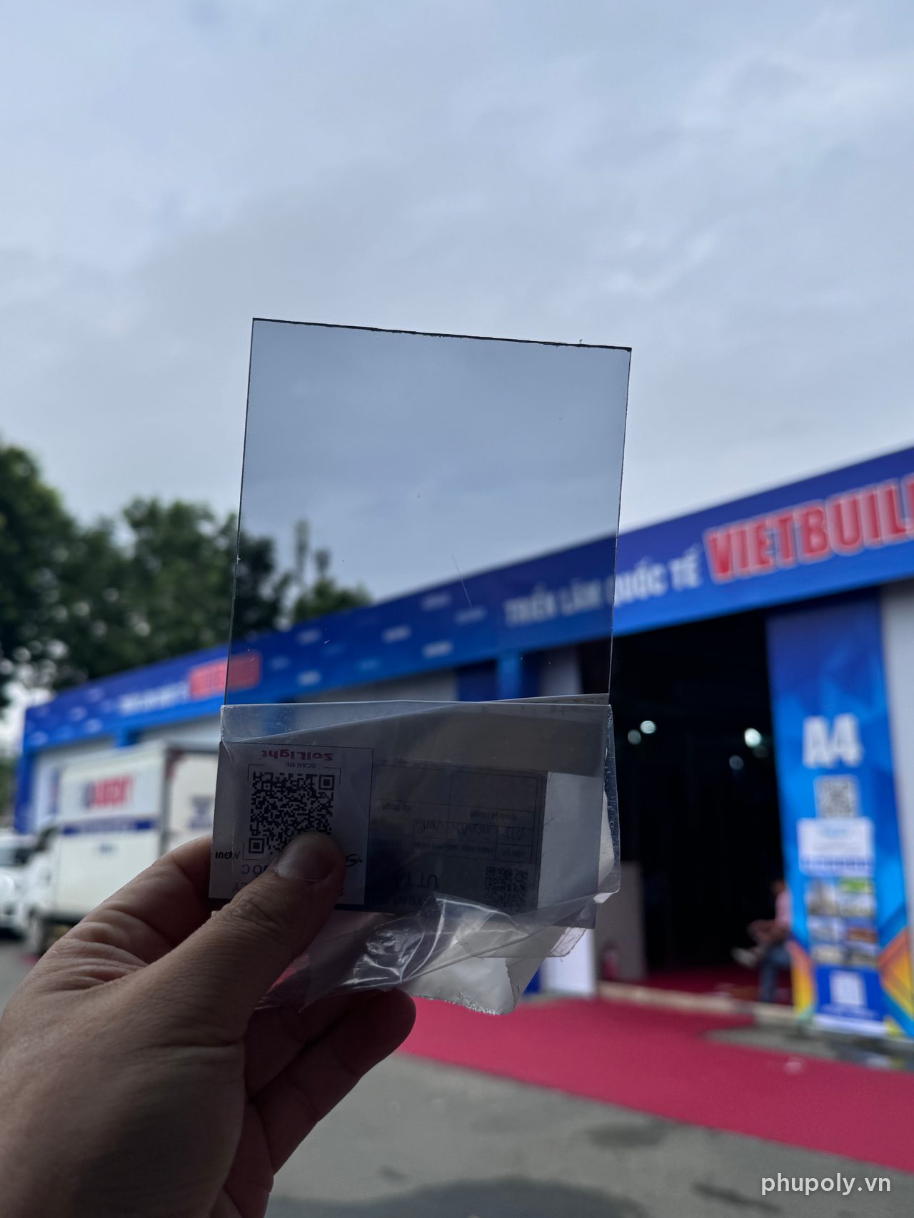 Mẫu tấm poly SolLight màu khói soi lên trời tại triển lãm Vietbuild