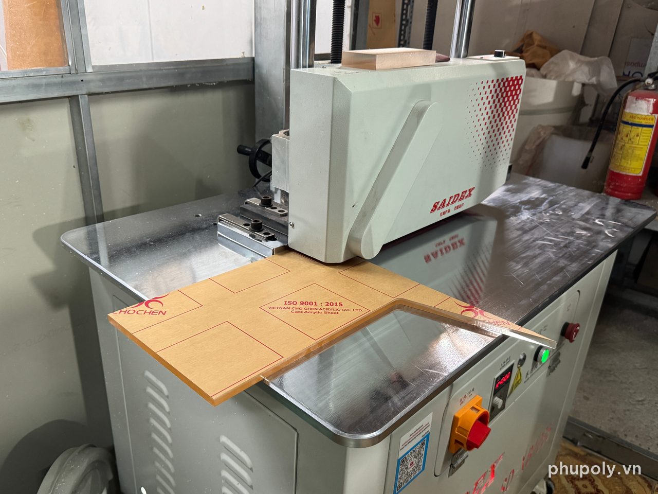 Máy đánh bóng cạnh mica SAIDEX tại xưởng Phú Poly
