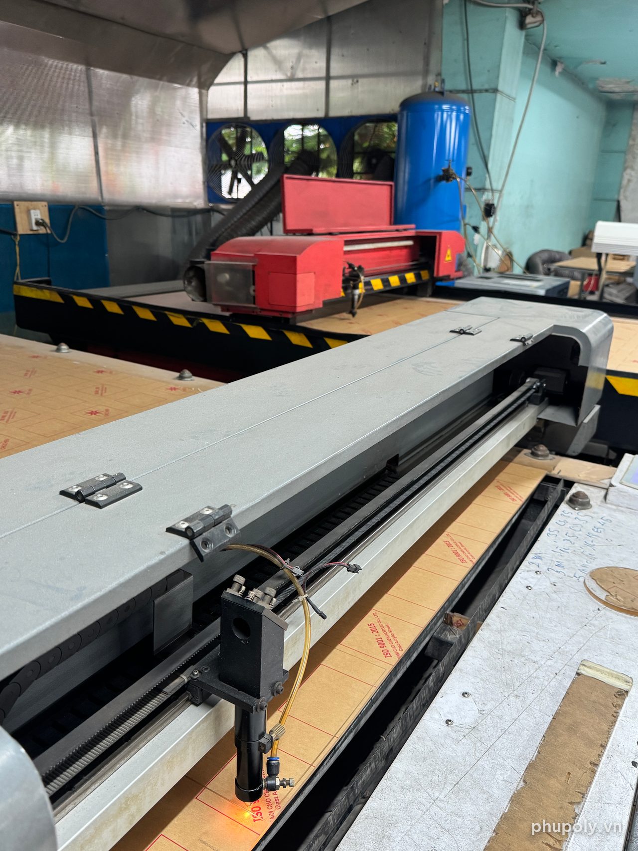 Máy laser cắt tấm mica Chochen tại xưởng