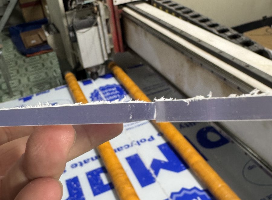 Mặt cắt tấm poly đặc 5mm sau khi phay CNC, trong, không ố vàng
