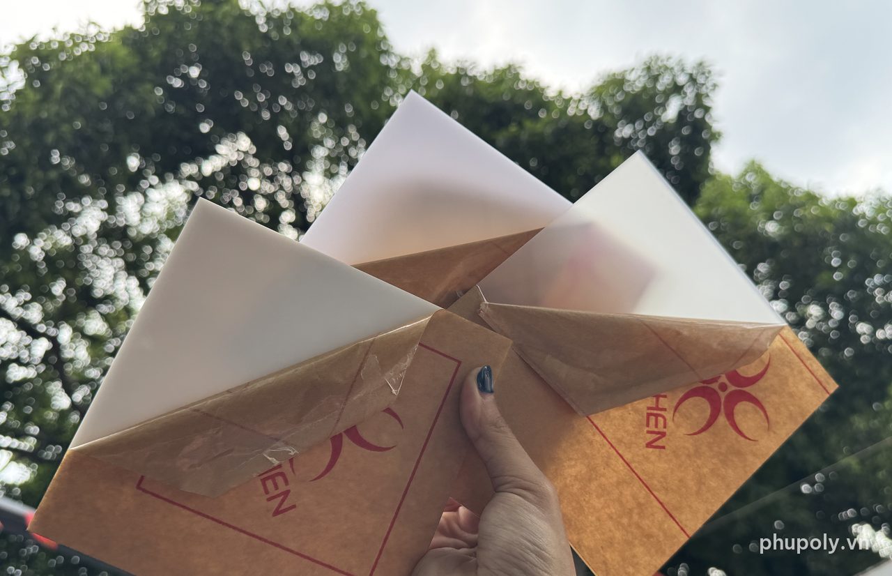 Ba tấm mica trắng Chochen soi lên trời: mica sành đục, mica sữa, mica cháo thấy bóng cây