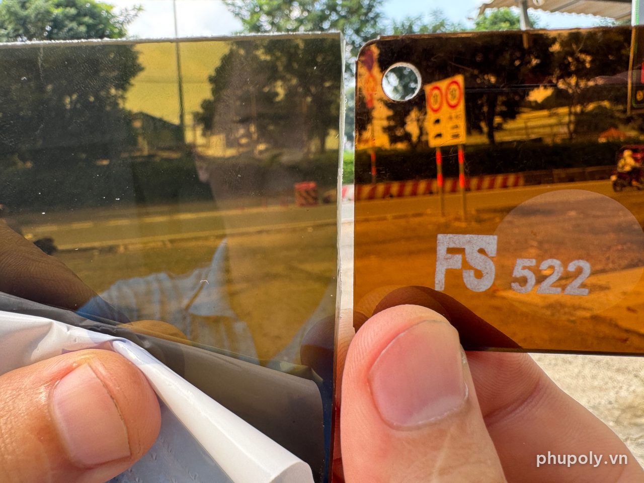 Mẫu mica trà FS 522 đặt cạnh tấm poly trà, soi ra đường lúc nắng