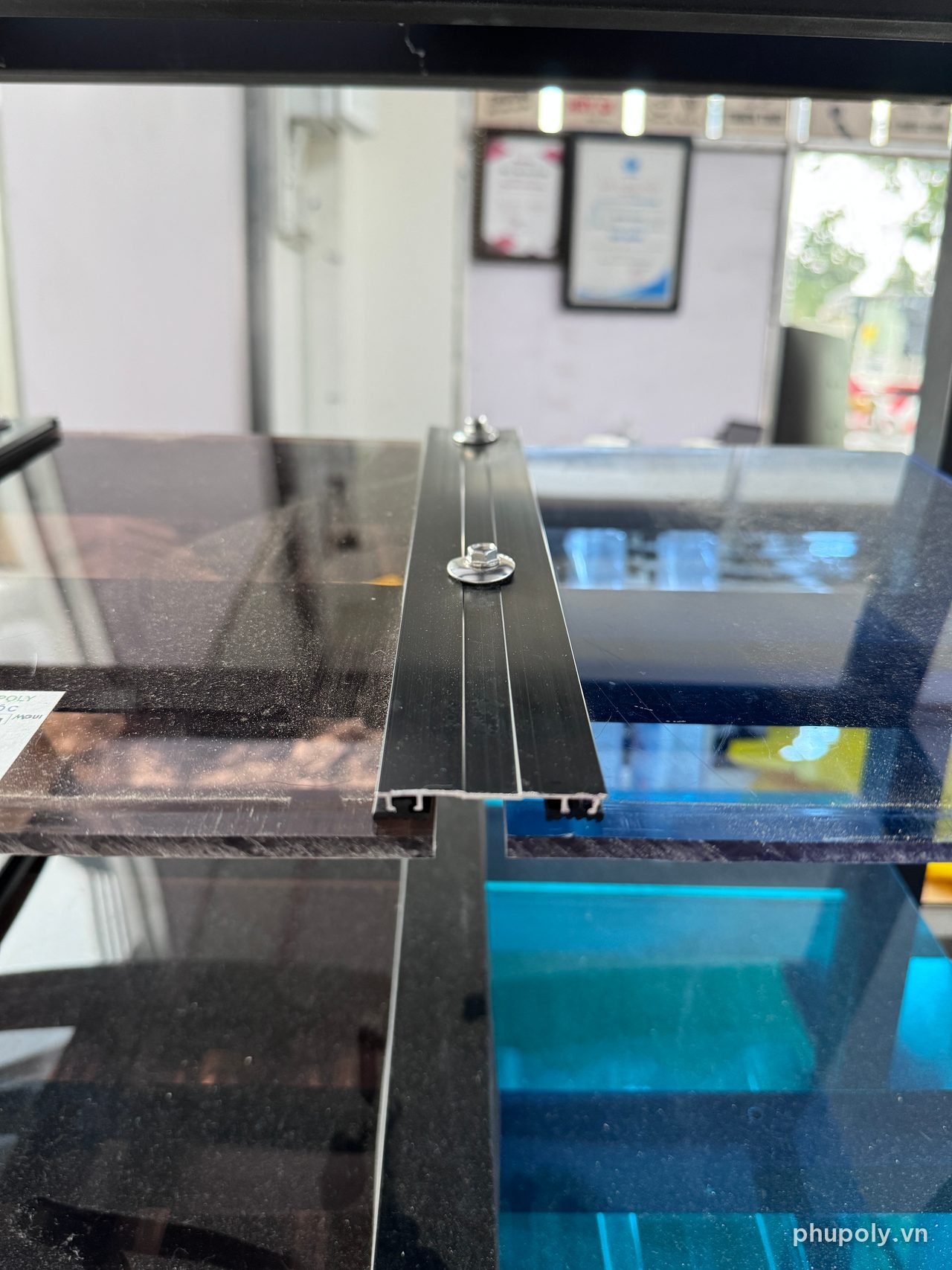 Nẹp nhôm bắt vít inox long đen nối hai tấm poly đặc mẫu