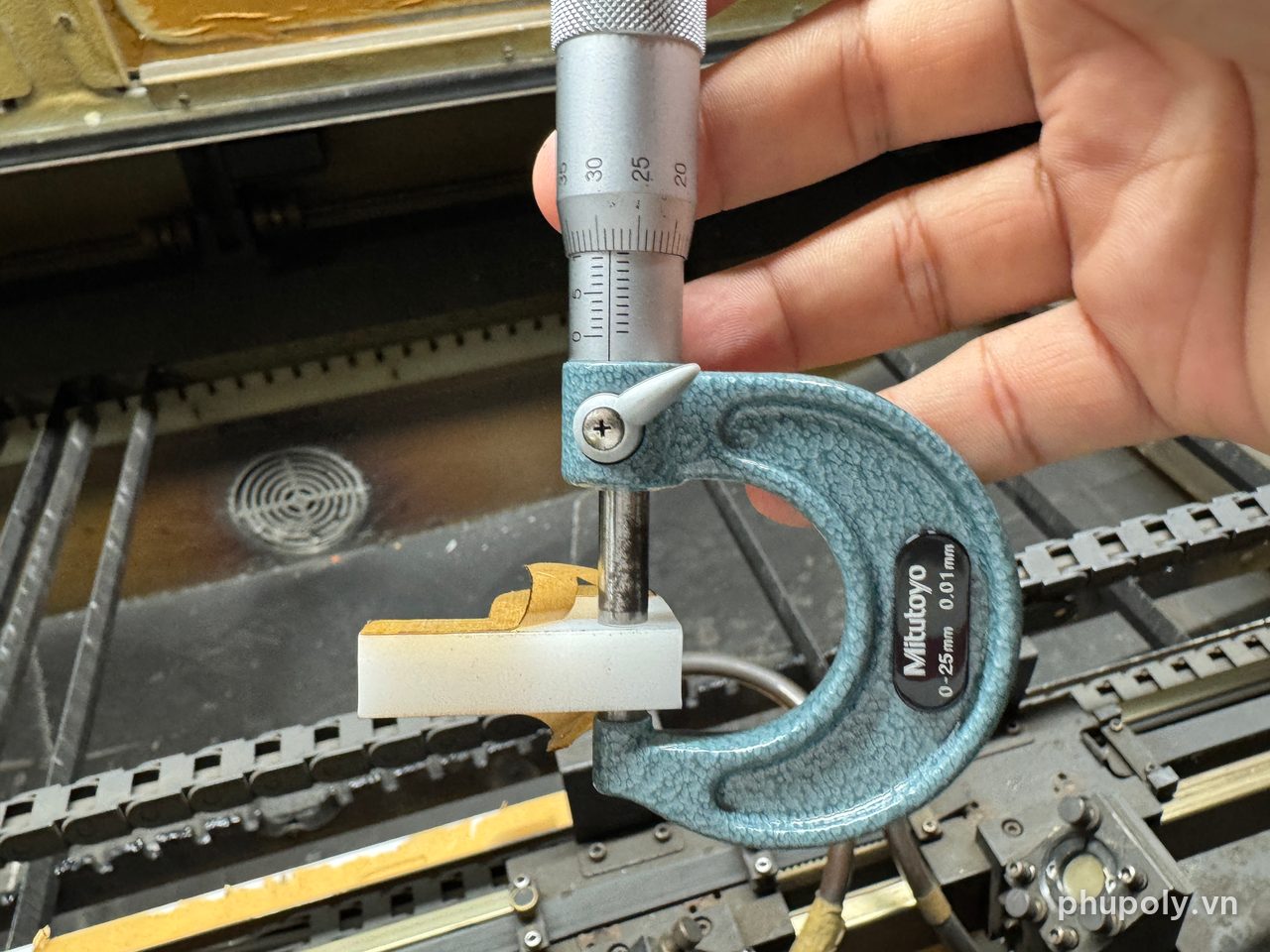 Panme Mitutoyo kẹp chữ mica sữa 10mm chỗ đã bóc giấy, số đọc 10,28mm