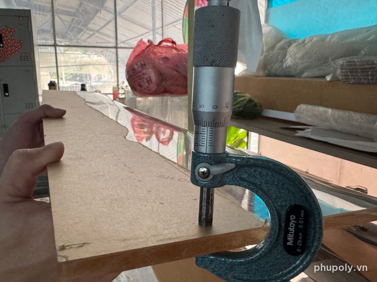 Panme Mitutoyo đo mép tấm mica dày 8mm làm cửa tủ