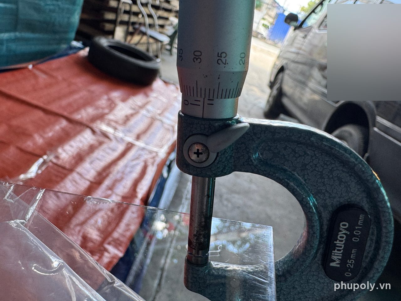 Panme Mitutoyo đo một điểm khác của tấm nhựa PE trong suốt 2mm được 1,78mm