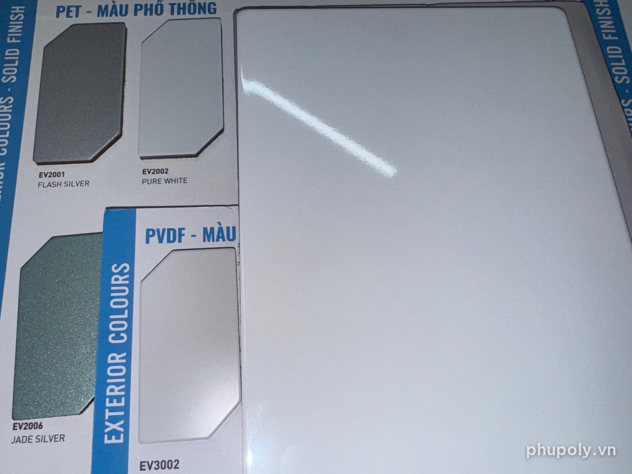 Tấm mẫu Alu trắng bóng EV4002PT đặt cạnh ô mẫu EV2002 PURE WHITE và EV3002 trong catalogue Alcorest