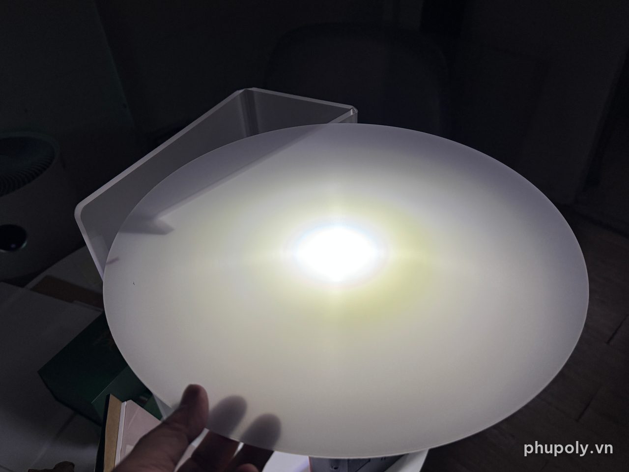 Soi đèn sau tấm poly tản sáng SolLight 2,8mm: ánh sáng loang đều thành vầng tròn