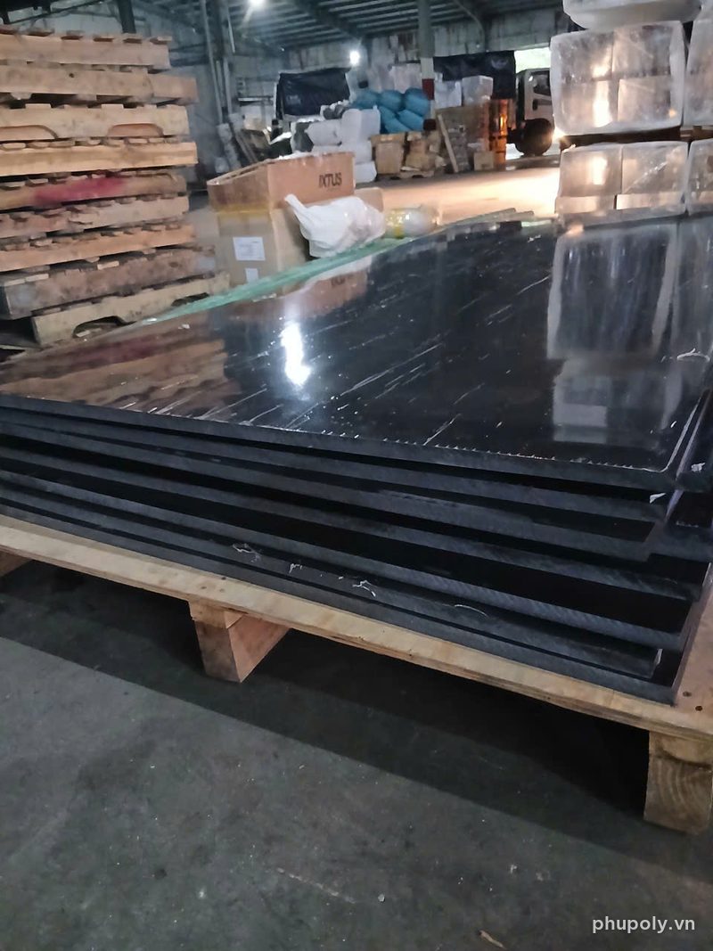 Tấm HDPE đen trơn xếp phẳng trên pallet chờ giao