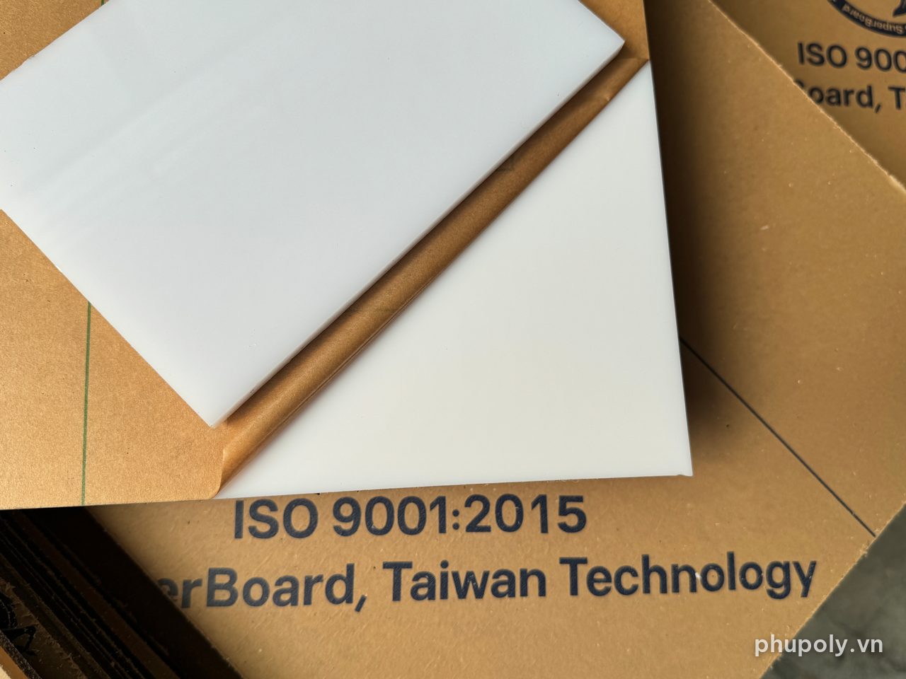 Tấm mica PS trắng sữa 8mm cắt xong, giấy bìa SuperBoard ghi ISO 9001:2015