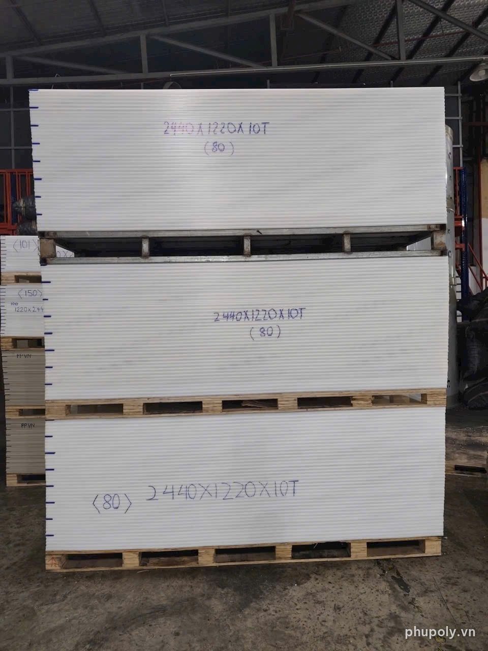 Ba kiện tấm nhựa PP trắng khổ 2440 x 1220mm xếp trên pallet, ghi quy cách bằng bút
