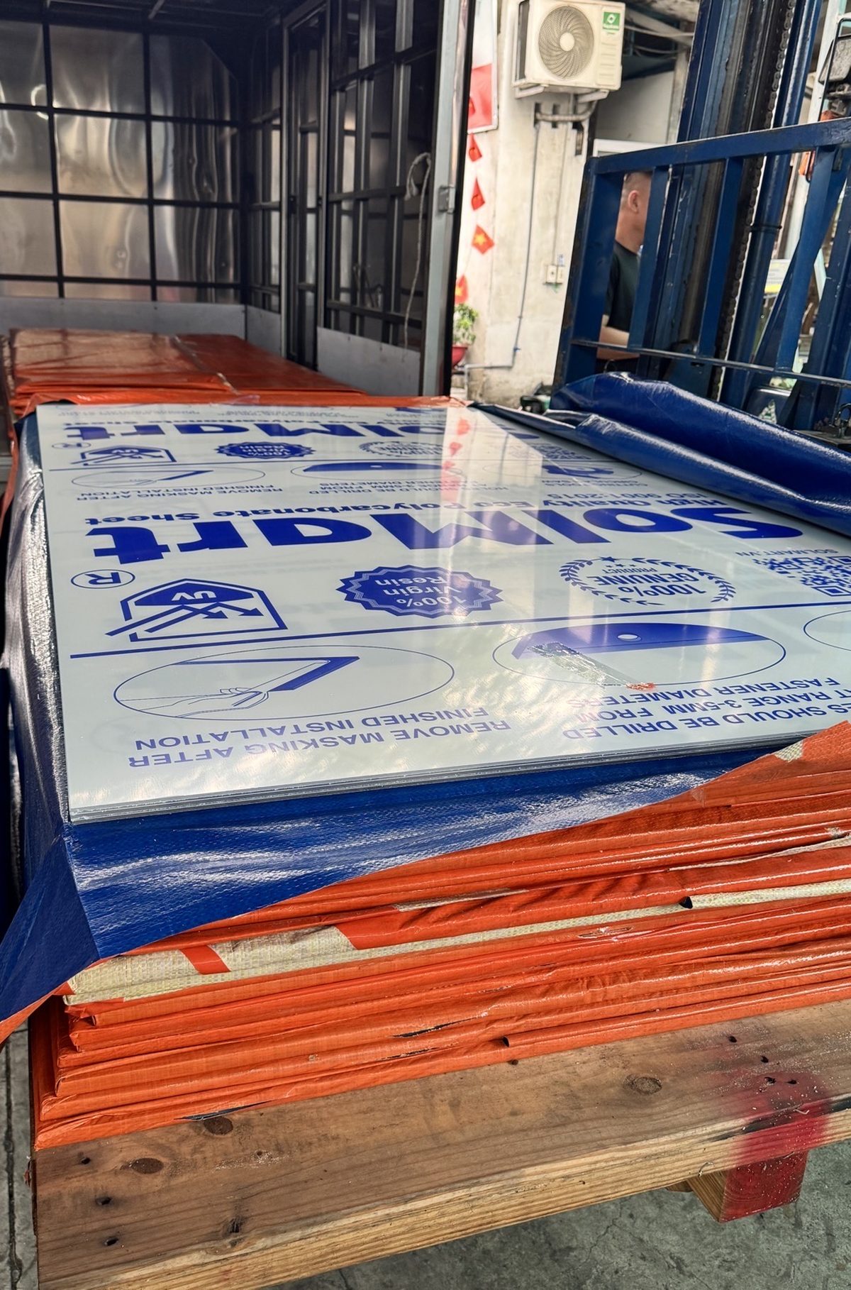 Tấm phẳng poly đặc SolMart sẵn kho Thủ Đức, xếp trên pallet trước khi lên xe