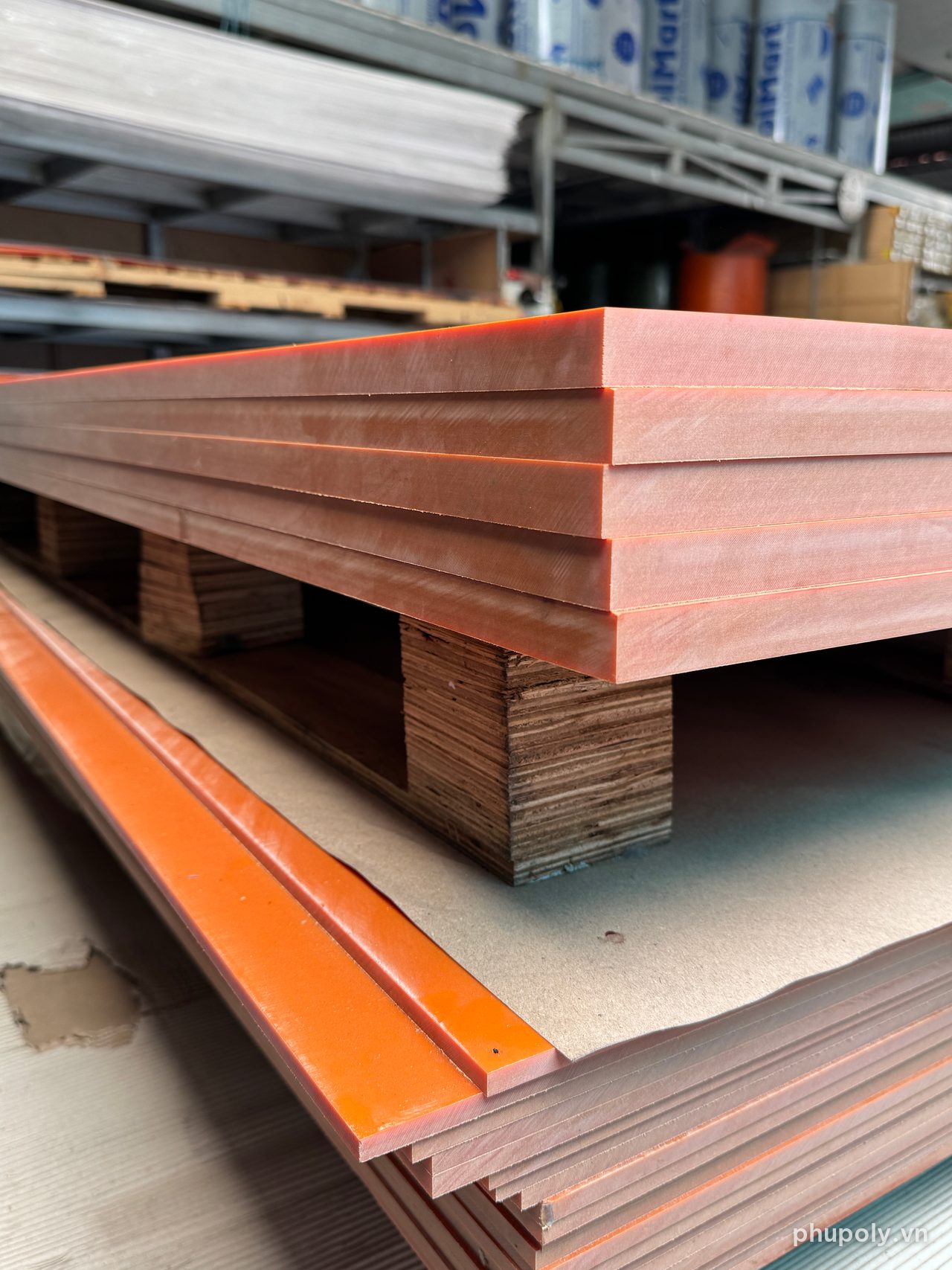 Chồng tấm phíp cam bakelite dày xếp trên pallet trong kho