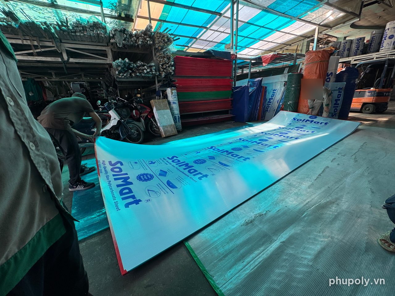 Tấm poly rỗng SolMart trải trên nền kho trước khi cắt