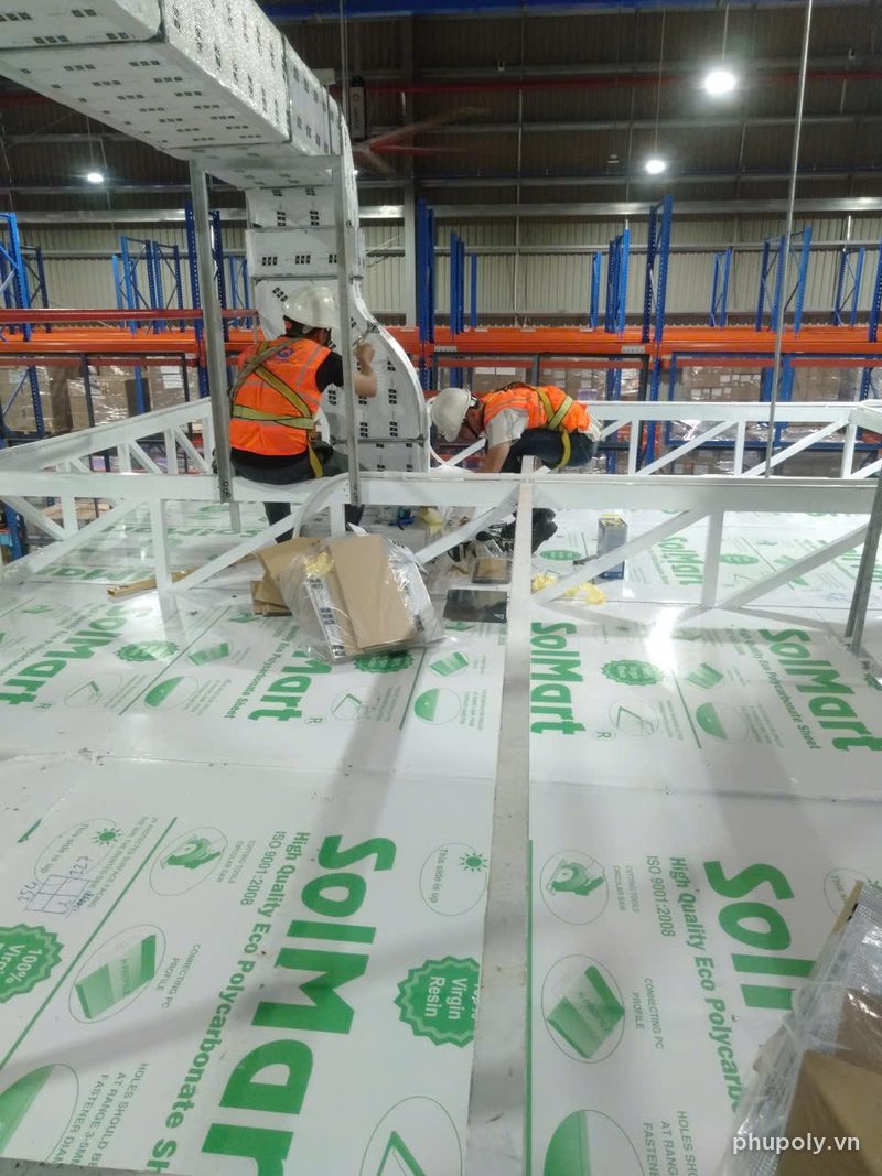 Tấm poly đặc SolMart 3 trong 3mm lợp mái khu máy trong nhà xưởng, 09/2025