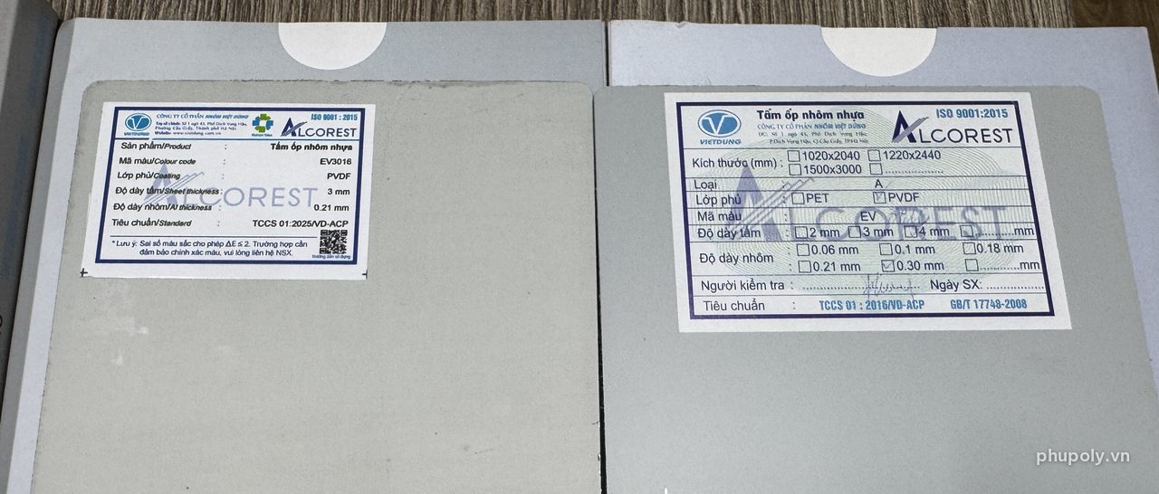 Tem gốc Alcorest dán sau hai tấm mẫu Alu đen EV3016: trái tấm 3mm, phải tấm 4mm