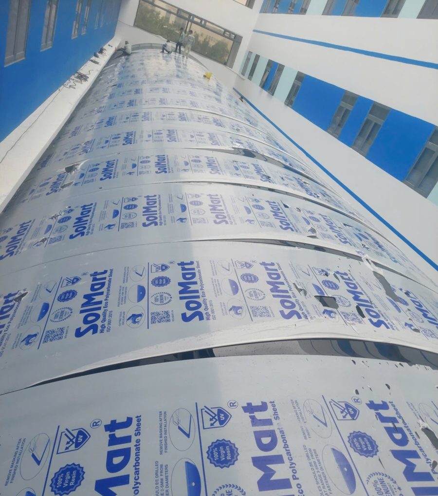 Thợ đang lợp mái vòm poly SolMart còn nguyên màng bảo vệ