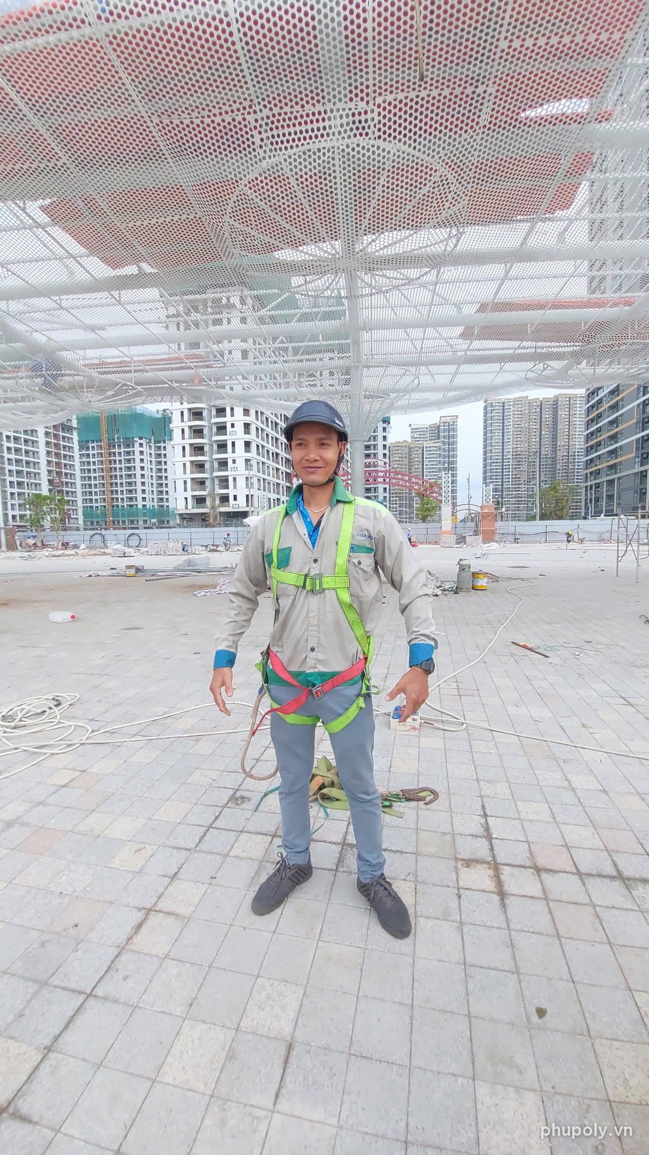 Thợ đeo dây an toàn dưới khung mái che công viên Vinhomes Grand Park