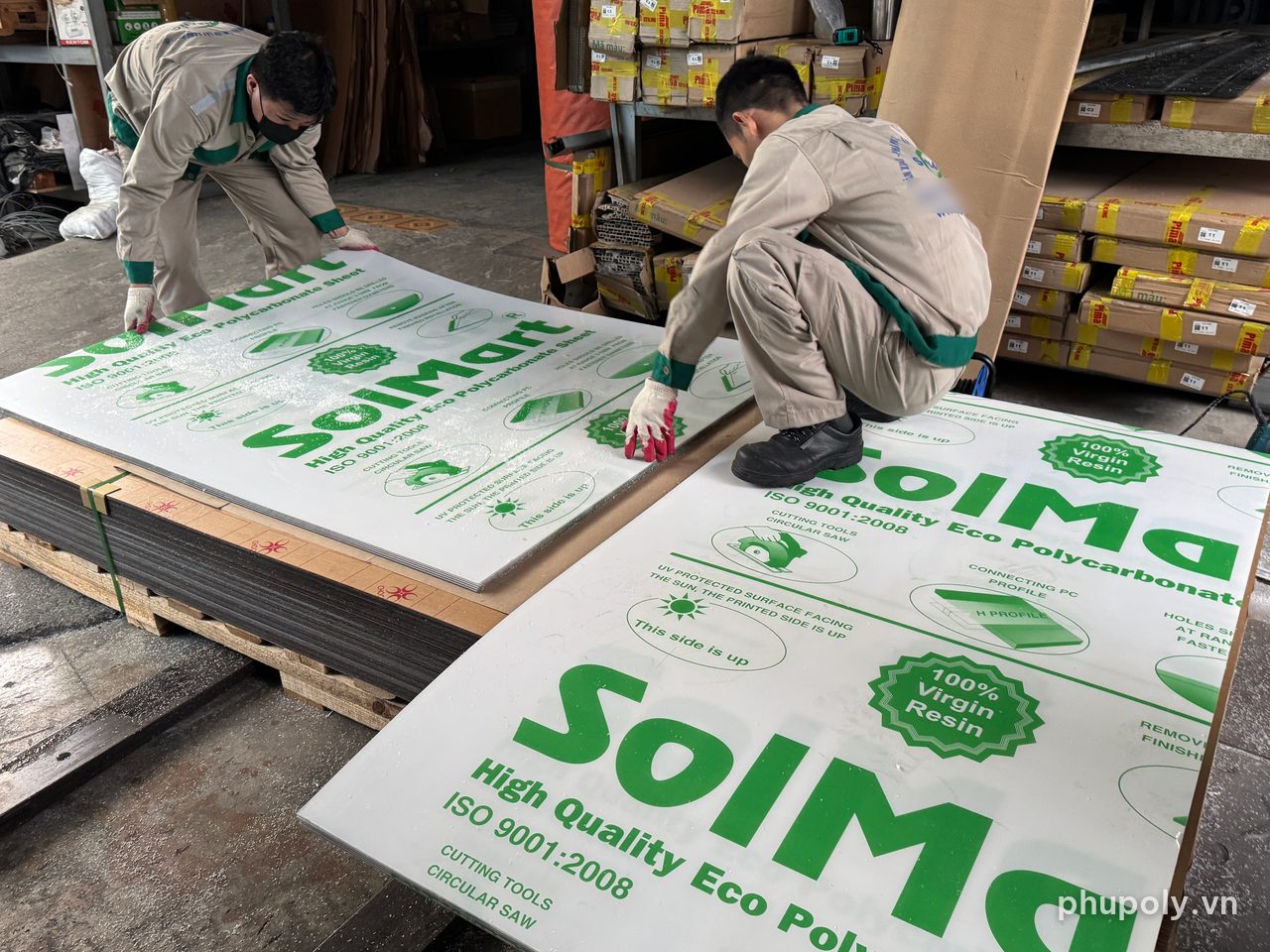 Hai thợ Phú Poly xếp tấm poly đặc SolMart 3 trong 3mm giá rẻ còn màng tại kho