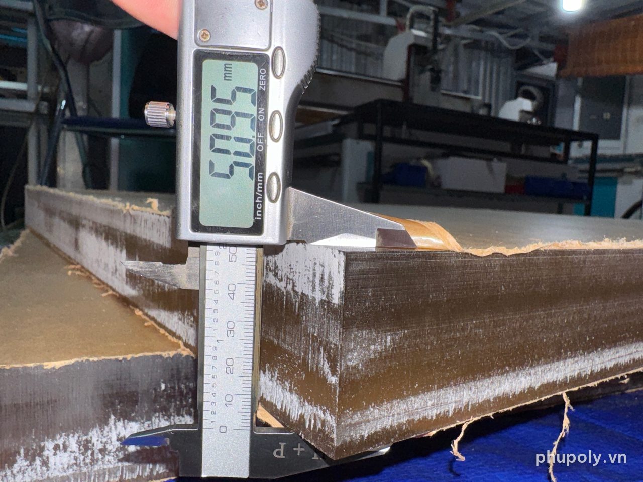 Thước kẹp điện tử đo tấm mica trong 50mm cắt lẻ 970 × 770mm, số đọc 50,95mm còn giấy bảo vệ