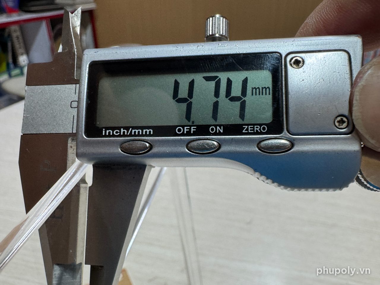 Thước kẹp điện tử đo tấm mica trong 5mm đã bóc giấy, màn hình đọc 4,74mm