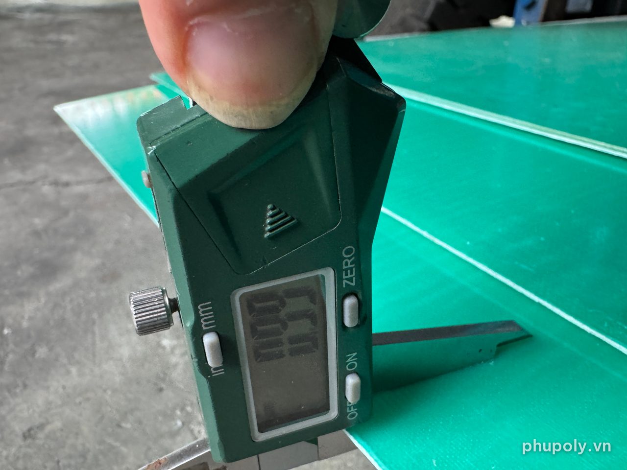 Thước kẹp điện tử đo mép tấm phíp xanh ngọc 1mm, màn hình hiện 0,99mm