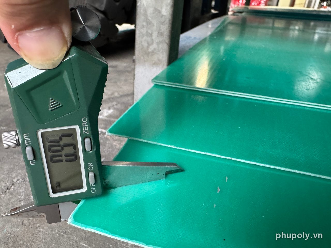Thước kẹp điện tử đo tấm phíp xanh ngọc 1mm thứ hai, màn hình hiện 0,95mm