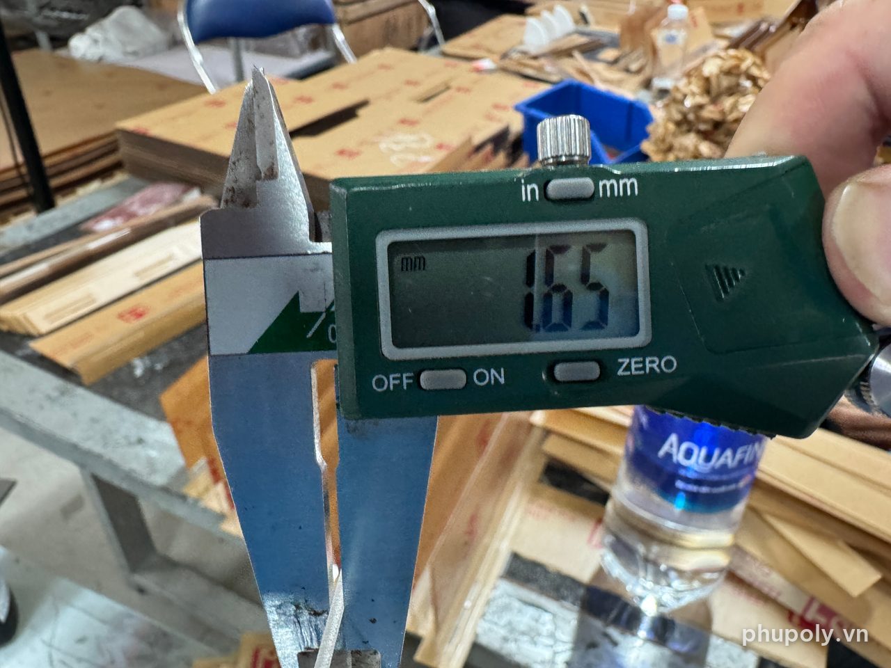 Thước kẹp điện tử đo độ dày vách mica mỏng, hiện 1,65mm