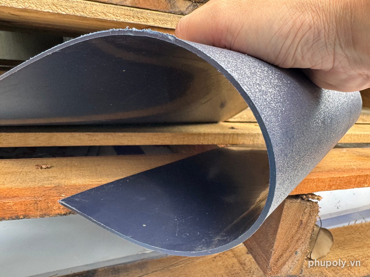Uốn cong tấm HDPE đen nhám một mặt 3mm bằng tay