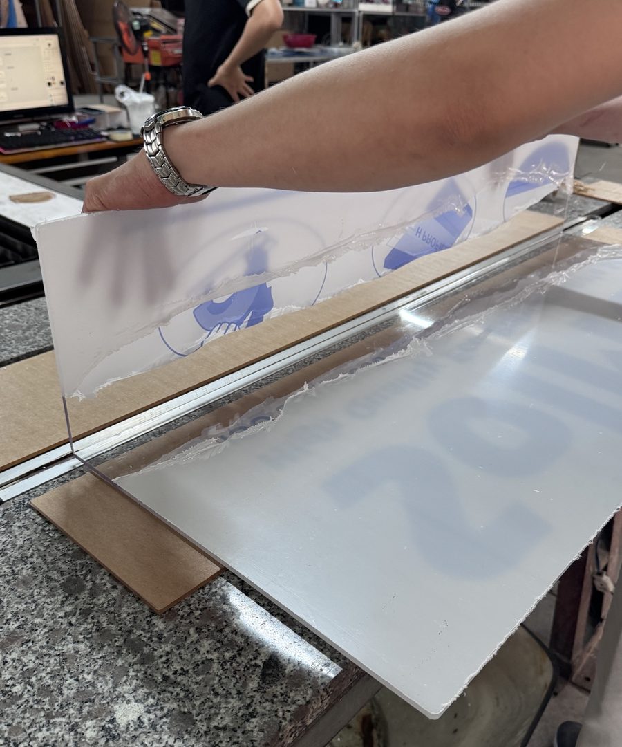 Dựng tấm poly lên góc 90 độ sau khi gia nhiệt đường uốn