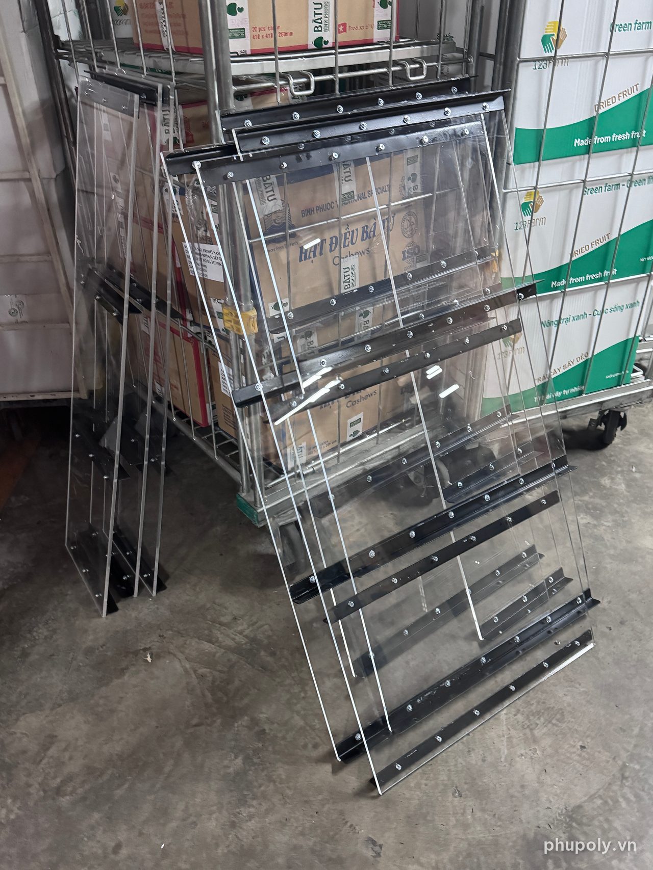 Vách hộp mica trong đã bắt nẹp đen, chờ ráp