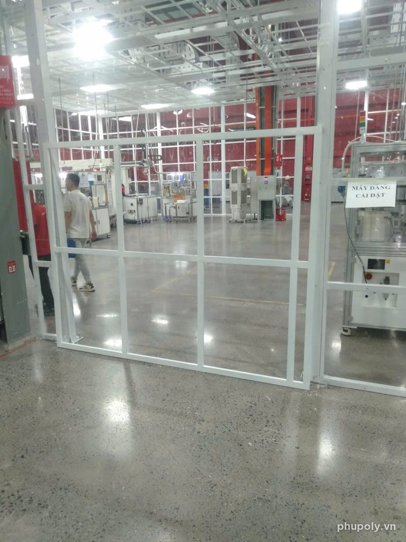 Mảng vách ngăn ô lưới có cửa ra vào khu máy trong nhà xưởng