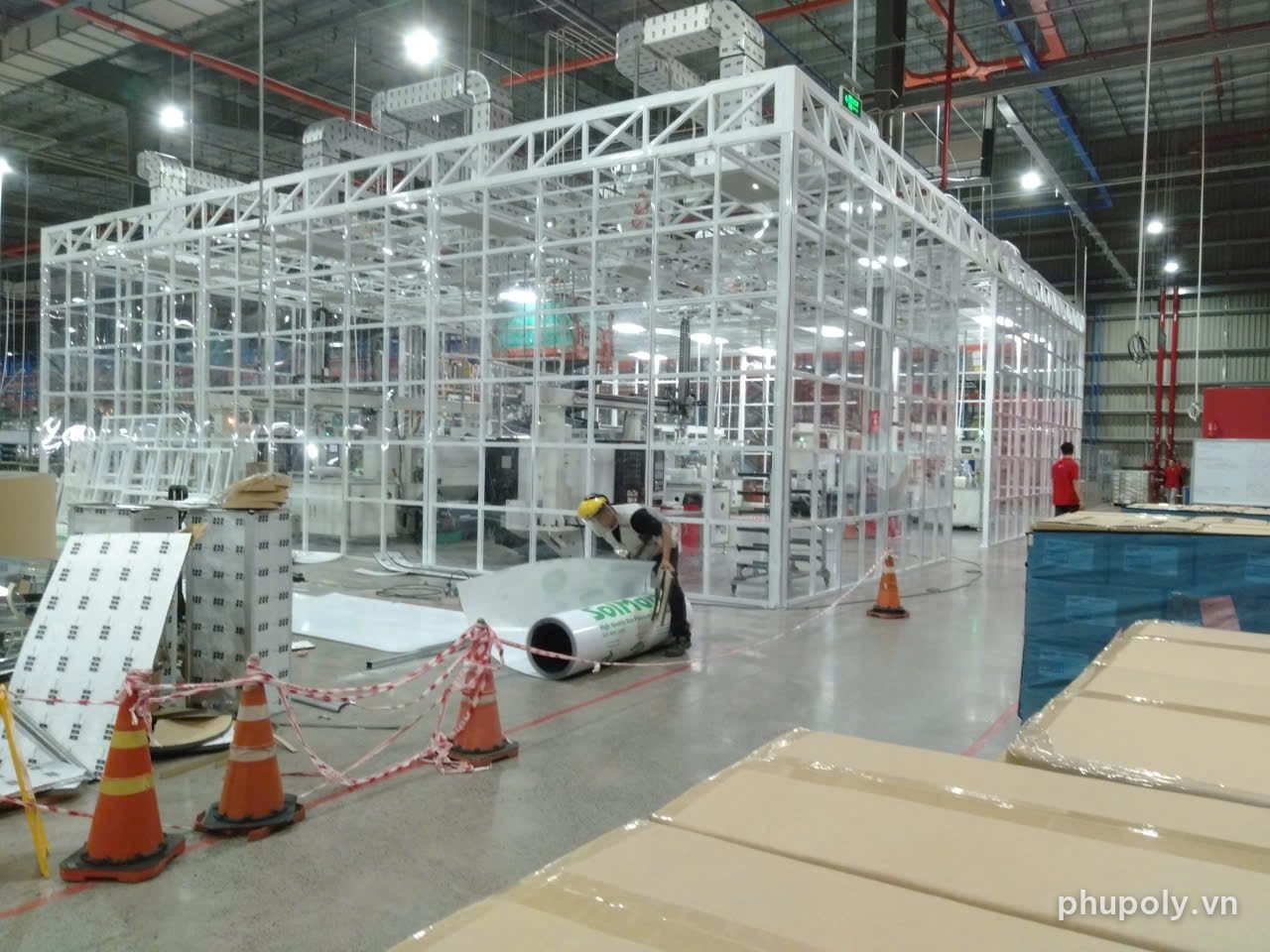 Khung vách bao khu máy trong nhà xưởng, thợ trải cuộn poly đặc SolMart 3 trong 3mm