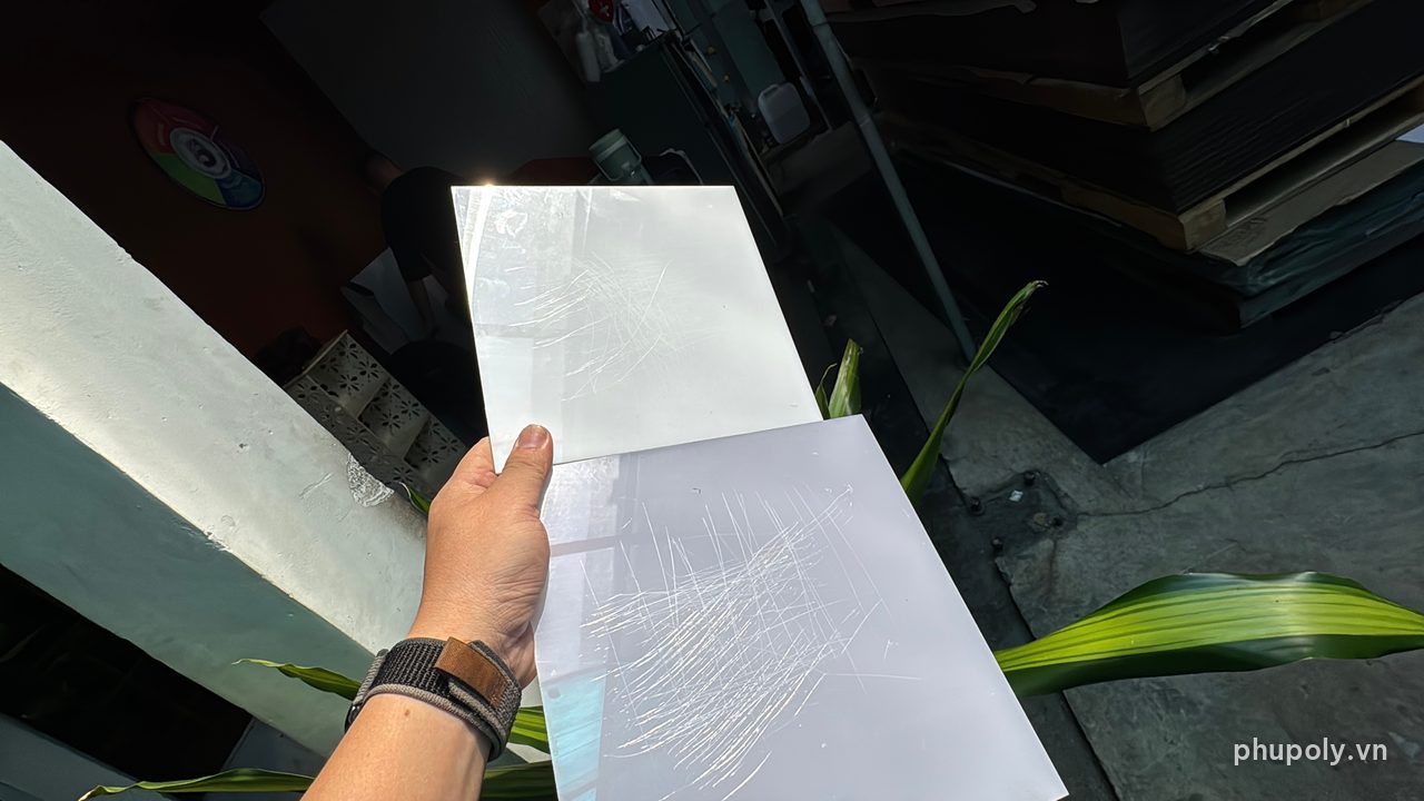 Vết cào trên tấm mica sữa 3mm và tấm poly tản sáng 2,8mm sau phép thử trầy