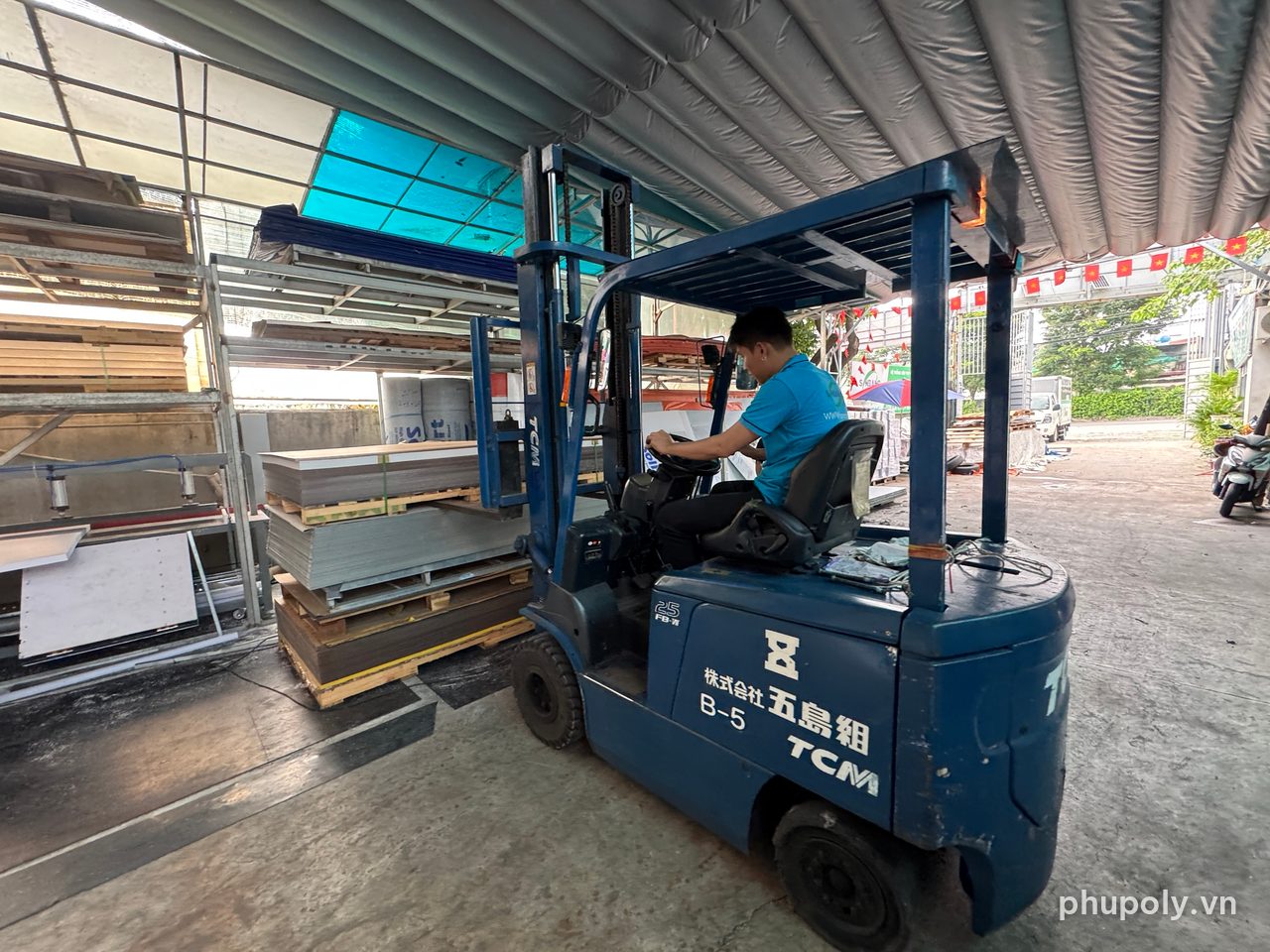 Xe nâng chuyển kiện tấm Alu trong kho Sơn Băng, 376 QL1A, Thủ Đức